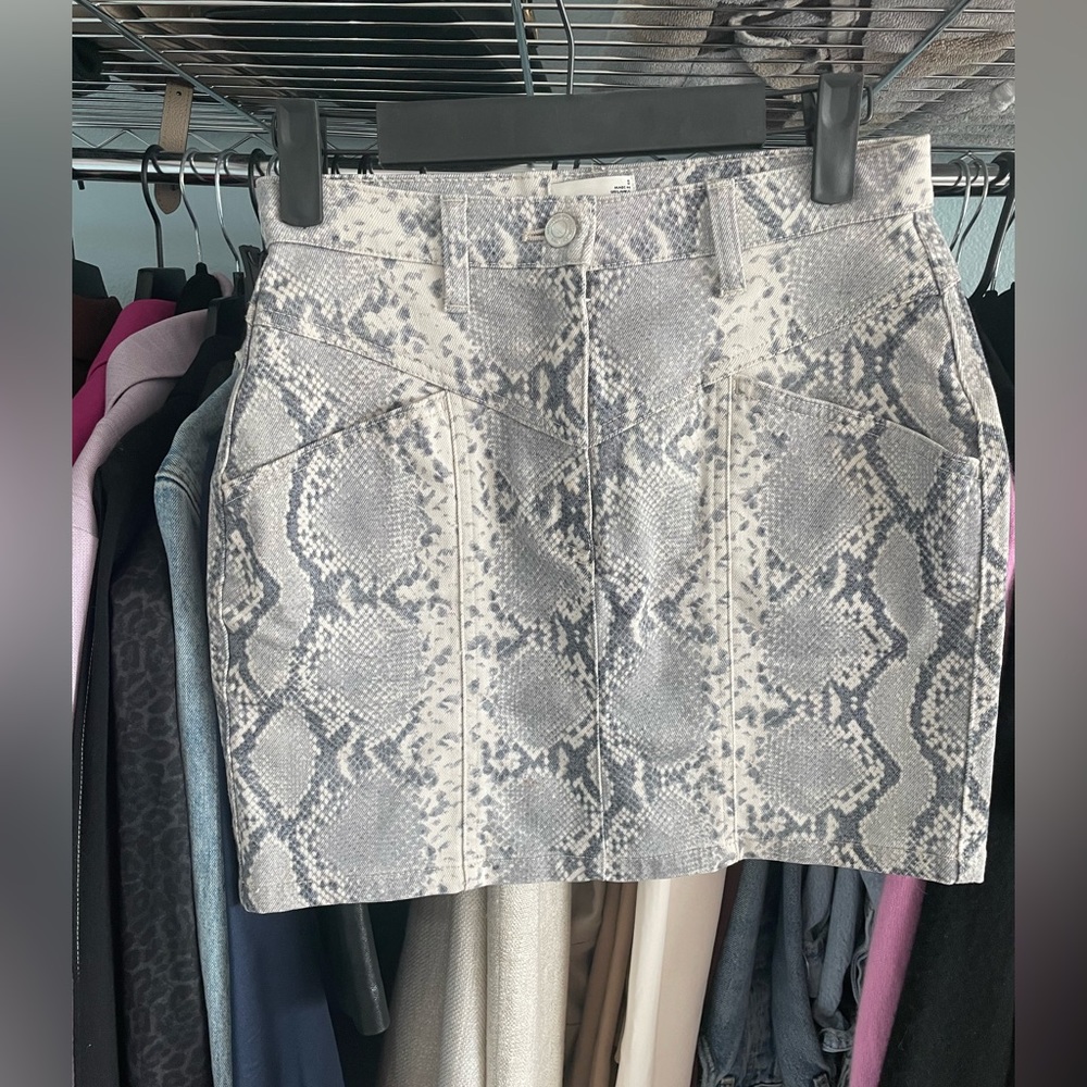 Aritzia/ Wilfred - Sassy Snakeskin Mini skirt!